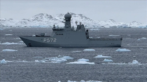Tàu Hải quân Hoàng gia Đan Mạch tuần tra quanh đảo Greenland ngày 16/3/2025. (Ảnh: AA)