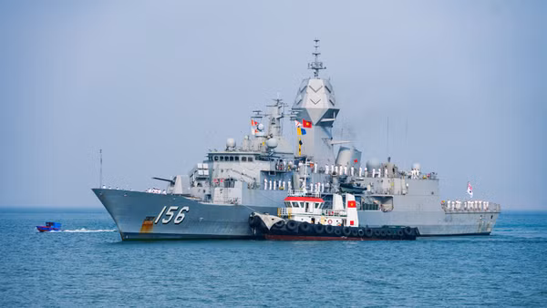 Tàu khu trục tên lửa HMAS Toowoomba cập cảng Đà Nẵng. 