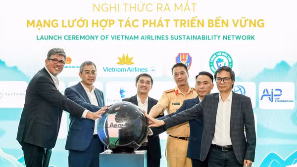 Các đơn vị thực hiện nghi thức ký kết Quy chế phối hợp vận chuyển mô, tạng nhân đạo.