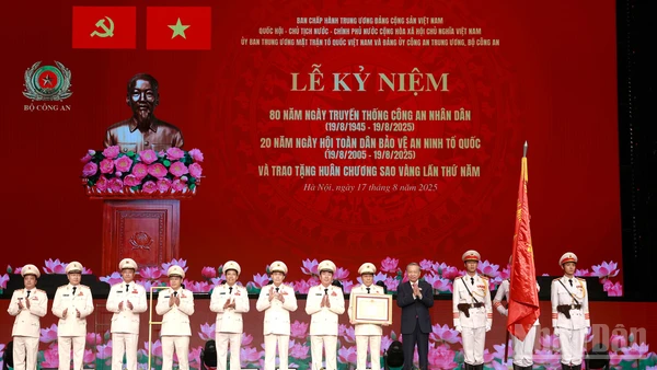 Lực lượng Công an Nhân Dân lần thứ 5 đón nhận Huân chương Sao Vàng (ẢNh: ĐĂNG KHOA)
