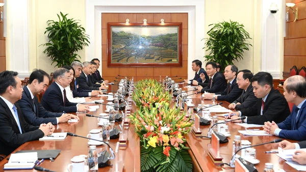 Trưởng Ban Tuyên giáo và Dân vận Trung ương Trịnh Văn Quyết hội đàm với Trưởng Ban Tuyên truyền Trung ương Đảng Cộng sản Trung Quốc Lý Thư Lỗi.