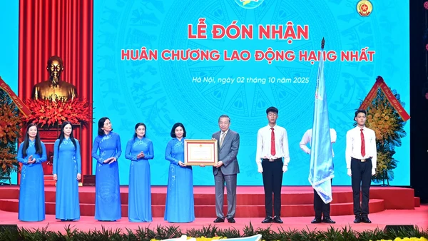 Tổng Bí thư Tô Lâm trao Huân chương Lao động hạng Nhất tặng Hội Liên hiệp Phụ nữ Việt Nam. 