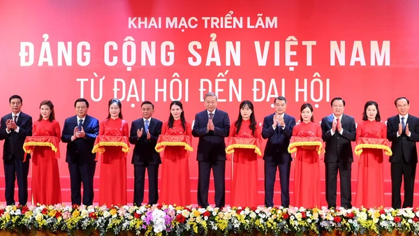 Tổng Bí thư Tô Lâm và các đồng chí lãnh đạo Đảng, Nhà nước cắt băng khai mạc Triển lãm “Đảng Cộng sản Việt Nam - Từ Đại hội đến Đại hội”. (Ảnh: ĐĂNG KHOA)
