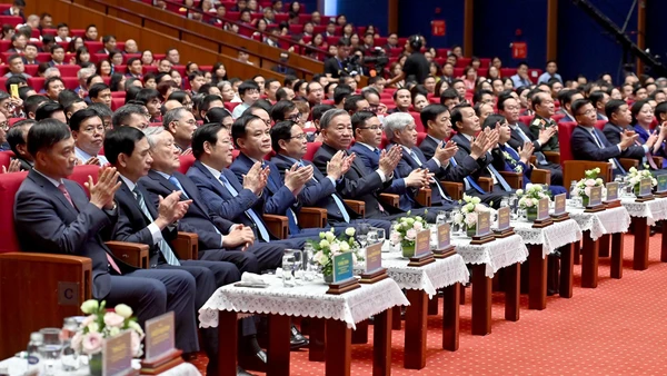 Tổng Bí thư Tô Lâm, Thủ tướng Phạm Minh Chính và các đồng chí lãnh đạo Đảng, Nhà nước dự Lễ kỷ niệm 50 năm Ngày thành lập Tập đoàn Công nghiệp-Năng lượng Quốc gia Việt Nam.
