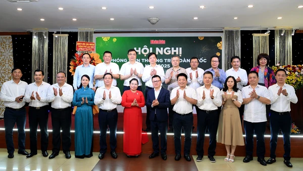 Các đồng chí lãnh đạo Báo Nhân Dân và thành phố Cần Thơ và các đại biểu tham dự hội nghị.