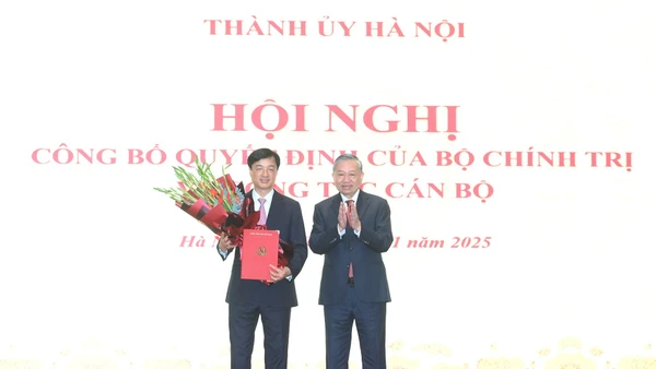 Tổng Bí thư Tô Lâm trao quyết định, tặng hoa chúc mừng đồng chí Nguyễn Duy Ngọc.