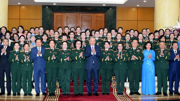 Tổng Bí thư Tô Lâm và các đại biểu tham dự cuộc gặp mặt đoàn đại biểu tiêu biểu dự Đại hội đại biểu Phụ nữ Quân đội lần thứ VIII.