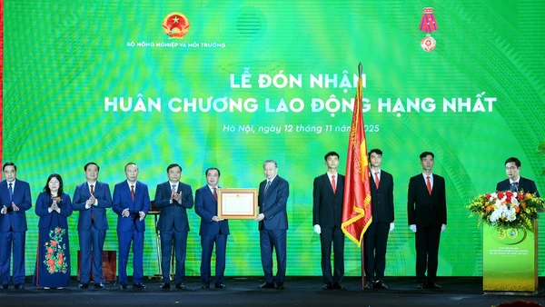 Tổng Bí thư Tô Lâm trao Huân chương Lao động hạng Nhất tặng Bộ Nông nghiệp và Môi trường.