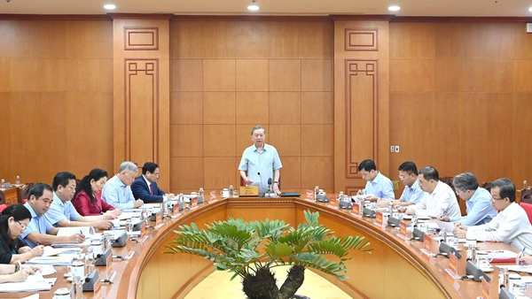 Tổng Bí thư Tô Lâm làm việc với Ban Thường vụ Đảng ủy Chính phủ về một số nội dung của Luật Đất đai (sửa đổi) và một số luật liên quan.