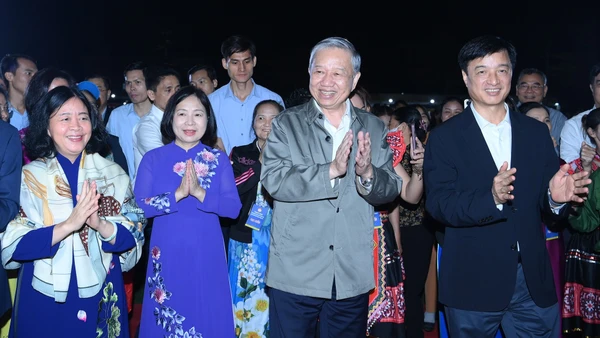 Tổng Bí thư Tô Lâm và các đại biểu dự Ngày hội Đại đoàn kết toàn dân tộc với nhân dân phường Thượng Cát, thành phố Hà Nội.