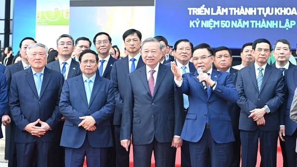 Tổng Bí thư Tô Lâm, Thủ tướng Phạm Minh Chính và các đồng chí lãnh đạo Đảng, Nhà nước tham quan triển lãm thành tựu khoa học công nghệ của Tập đoàn Công nghiệp-Năng lượng quốc gia Việt Nam.