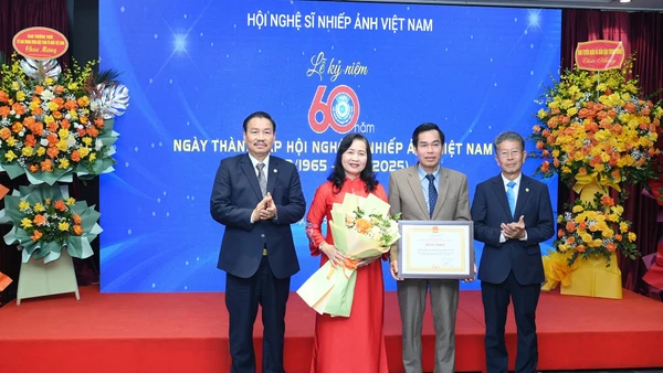 Ông Đoàn Thành Nô, Phó Bí thư phụ trách Đảng ủy, Phó Chủ tịch thường trực Liên hiệp các Hội Văn học Nghệ thuật Việt Nam trao bằng khen tặng Hội Nghệ sĩ Nhiếp ảnh Việt Nam.