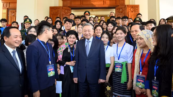 Tổng Bí thư Tô Lâm với đại biểu và học sinh, sinh viên, thanh niên dân tộc thiểu số xuất sắc, tiêu biểu. (Ảnh: ĐĂNG KHOA)