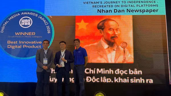 Nhà báo Nguyễn Hoàng Nhật, Phó Trưởng Ban Nhân Dân điện tử đại diện Báo Nhân Dân nhận giải thưởng tại giải Báo chí Kỹ thuật số châu Á (Digital Media Award Asia) 2026.