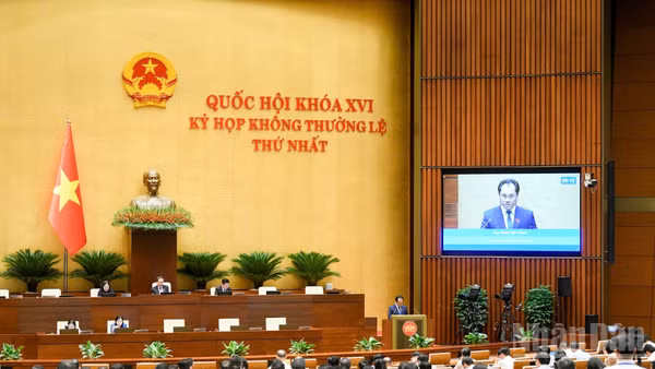 Quang cảnh phiên thảo luận ở hội trường ngày 12/8. (Ảnh: DUY LINH)