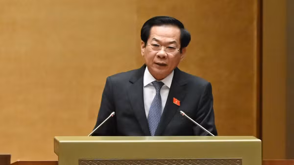 Bộ trưởng Nội vụ Đỗ Thanh Bình, thừa ủy quyền của Thủ tướng Chính phủ trình bày tờ trình dự án Luật sửa đổi, bổ sung một số điều của Luật Thi đua, khen thưởng. (Ảnh: THỦY NGUYÊN)