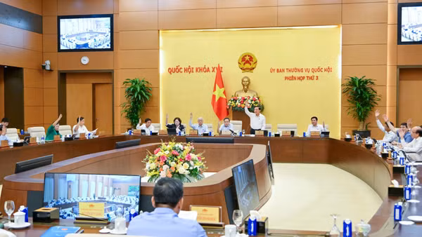 100% thành viên Ủy ban Thường vụ Quốc hội tham gia biểu quyết tán thành thông qua Nghị quyết. (Ảnh: THỦY NGUYÊN)