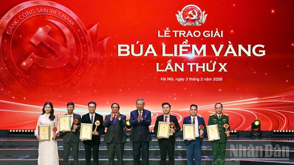 Tổng Bí thư Tô Lâm và Thủ tướng Chính phủ Phạm Minh Chính trao giải A cho các tác giả, đại diện nhóm tác giả. (Ảnh: THỦY NGUYÊN)