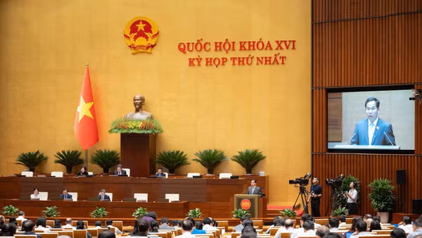 Tổng thư ký Quốc hội, Chủ nhiệm Văn phòng Quốc hội Lê Quang Mạnh trình bày Tờ trình về việc bổ sung Chương trình Kỳ họp thứ nhất, Quốc hội khóa XVI. (Ảnh: Media Quốc hội)