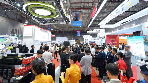 Khách tham quan triển lãm Vietnam ETE & Greenergy Expo 2025.