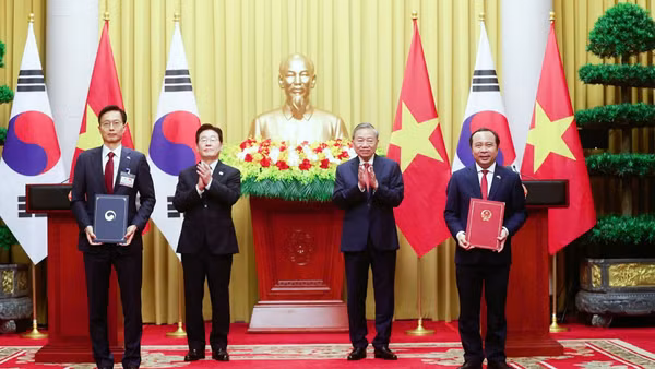 Trao Bản ghi nhớ hợp tác về sở hữu trí tuệ giữa Bộ trưởng Khoa học và Công nghệ Vũ Hải Quân và Bộ trưởng Bộ Sở hữu trí tuệ Hàn Quốc Kim Yong Sun.