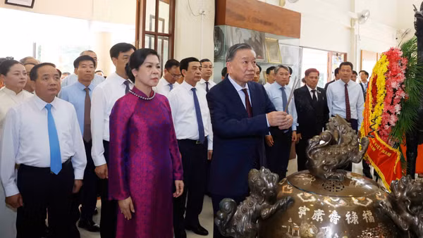 Tổng Bí thư, Chủ tịch nước Tô Lâm và Phu nhân cùng Đoàn đại biểu cấp cao Việt Nam dâng hương, dâng hoa tại Khu di tích Chủ tịch Hồ Chí Minh ở tỉnh Udon Thani (Thái Lan). (Ảnh: TTXVN)