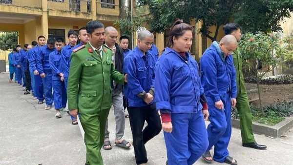 Những đối tượng trong đường dây sử dụng công nghệ cao lừa đảo chiếm đoạt tài sản và đánh bạc bị Công an tỉnh Hưng Yên bắt giữ.