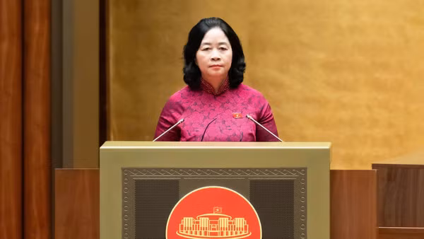 Chủ tịch Ủy ban Trung ương MTTQ Việt Nam Bùi Thị Minh Hoài trình bày Báo cáo tổng hợp ý kiến, kiến nghị của cử tri và nhân dân gửi đến Kỳ họp thứ nhất, Quốc hội khóa XVI. (Ảnh: DUY LINH)