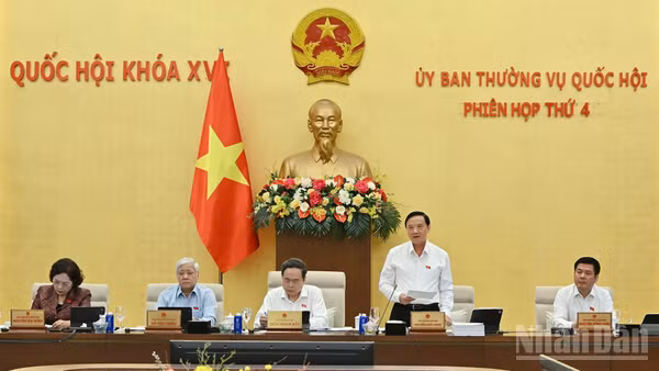 Phó Chủ tịch Quốc hội Nguyễn Khắc Định điều hành nội dung phiên họp. (Ảnh: THỦY NGUYÊN)