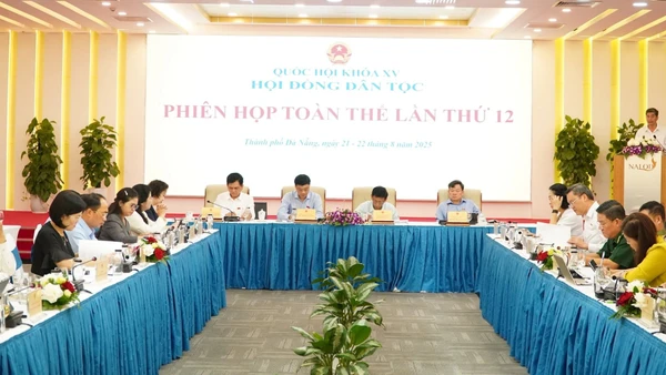 Phiên họp toàn thể lần thứ 12 của Hội đồng Dân tộc, ngày 21-22/8/2025. (Ảnh: Quochoi.vn)