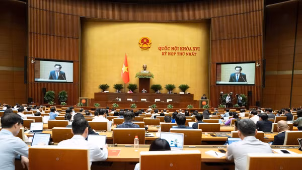 Quang cảnh phiên họp ở hội trường ngày 23/4. (Ảnh: DUY LINH)