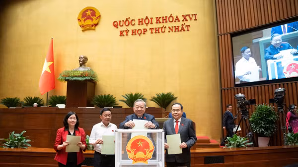 Tổng Bí thư Tô Lâm, Chủ tịch Quốc hội Trần Thanh Mẫn, Thường trực Ban Bí thư Trần Cẩm Tú và Chủ tịch Ủy ban Trung ương MTTQ Việt Nam Bùi Thị Minh Hoài bỏ phiếu bầu Phó Chủ tịch Quốc hội khóa XVI.