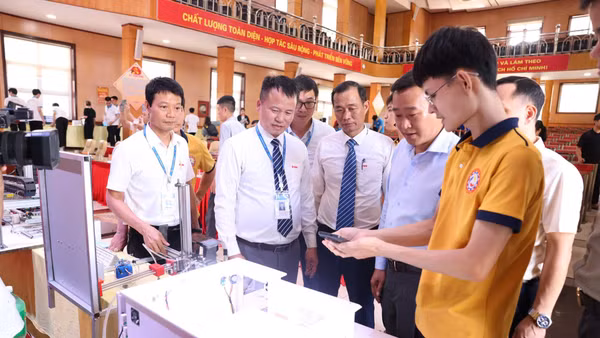 Đại biểu, doanh nghiệp và giảng viên tham quan các mô hình nghiên cứu khoa học ứng dụng của sinh viên Trường Đại học Sao Đỏ.