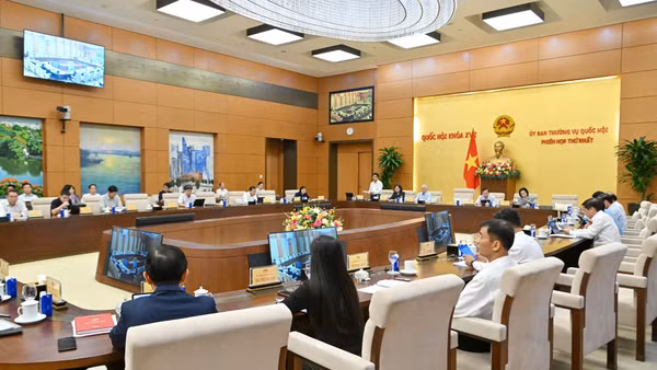 Quang cảnh Phiên họp thứ nhất của Ủy an Thường vụ Quốc hội. (Ảnh: THỦY NGUYÊN)