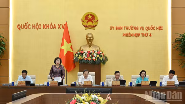 Phó Chủ tịch Quốc hội Nguyễn Thị Hồng điều hành phiên thảo luận sáng 14/7. (Ảnh: THỦY NGUYÊN)