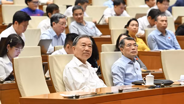 Tổng Bí thư, Chủ tịch nước Tô Lâm và Thủ tướng Chính phủ Lê Minh Hưng dự phiên thảo luận ở hội trường chiều 10/4. (Ảnh: THỦY NGUYÊN)