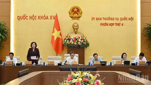 Phó Chủ tịch Quốc hội Nguyễn Thị Hồng điều hành nội dung thảo luận. (Ảnh: THỦY NGUYÊN)