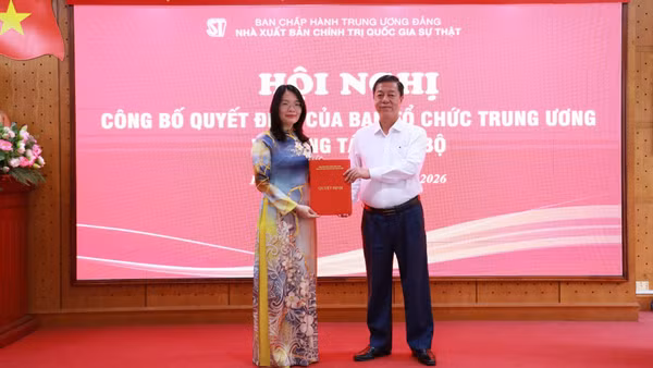PGS, TS Vũ Trọng Lâm, Giám đốc - Tổng Biên tập Nhà xuất bản Chính trị quốc gia Sự thật trao Quyết định bổ nhiệm lại chức danh Phó Giám đốc - Phó Tổng Biên tập Nhà xuất bản đối với đồng chí Nguyễn Hoài Anh.
