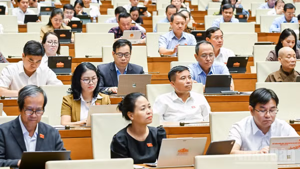 Các đại biểu Quốc hội dự phiên họp toàn thể ở hội trường tại Kỳ họp không thường lệ thứ nhất, Quốc hội khóa XVI. (Ảnh: DUY LINH)