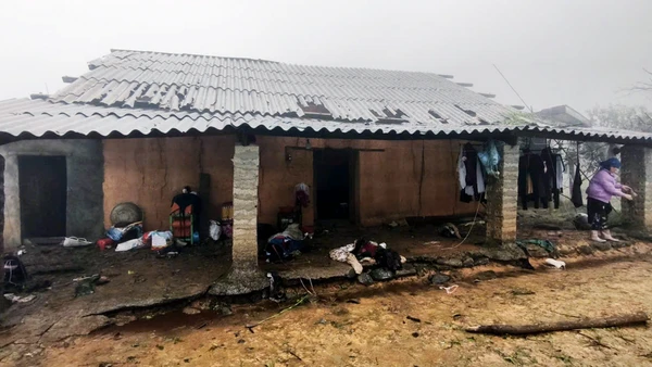 Mưa dông gây hư hỏng khoảng 480 mái nhà dân ở tỉnh Tuyên Quang.