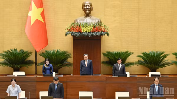 Quốc hội Việt Nam dành một phút mặc niệm tưởng nhớ cố Chủ tịch Quốc hội Lào Saysomphone Phomvihane. (Ảnh: THỦY NGUYÊN)