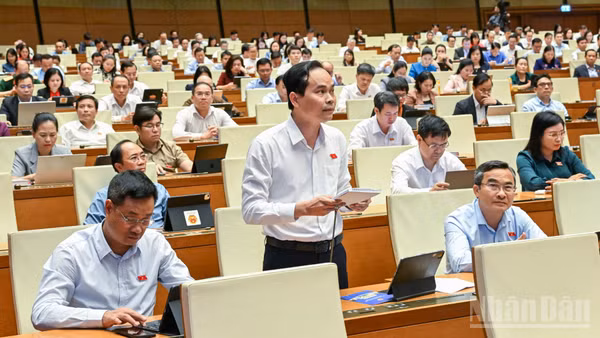 Đại biểu Nguyễn Duy Minh (Đoàn TP Đà Nẵng) tham gia ý kiến thảo luận ở hội trường chiều 21/4. (Ảnh: DUY LINH)