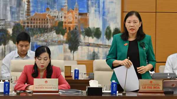 Chủ nhiệm Ủy ban Dân nguyện và Giám sát Lê Thị Nga trình bày báo cáo công tác dân nguyện của Quốc hội tháng 5/2026. (Ảnh: THỦY NGUYÊN)
