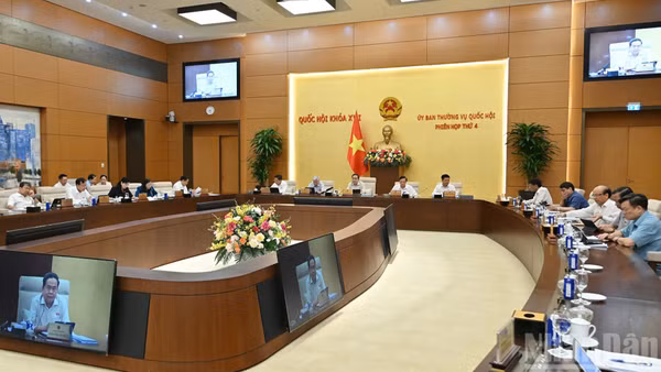 Quang cảnh phiên họp sáng 16/7. (Ảnh: THỦY NGUYÊN)