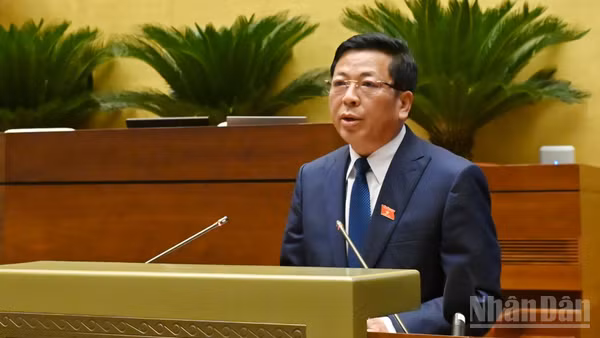 Bộ trưởng Xây dựng Trần Hồng Minh trình bày tờ trình tóm tắt dự án Luật. (Ảnh: THỦY NGUYÊN)