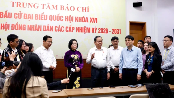 Chủ tịch Quốc hội, Chủ tịch Hội đồng Bầu cử Quốc gia Trần Thanh Mẫn thăm, động viên các phóng viên tác nghiệp tại Trung tâm Báo chí bầu cử. (Ảnh: Phạm Thắng)
