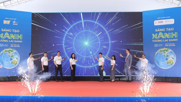 Các đại biểu thực hiện nghi thức phát động hưởng ứng chiến dịch Giờ Trái đất, cao điểm hè về sử dụng năng lượng tiết kiệm và hiệu quả năm 2026 trên địa bàn thành phố Hà Nội.