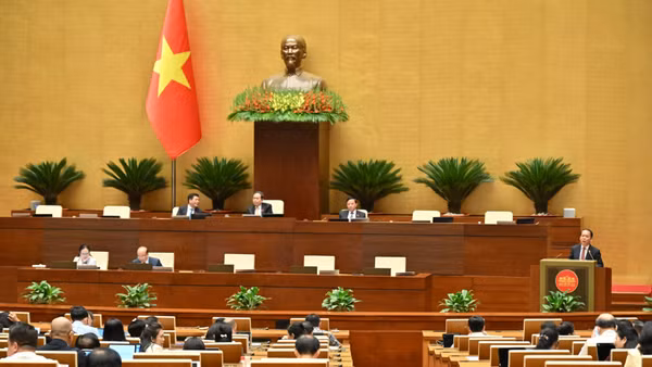 Bộ trưởng Tư pháp Hoàng Thanh Tùng phát biểu giải trình, làm rõ ý kiến đại biểu Quốc hội trong phiên thảo luận chiều 22/4. (Ảnh: DUY LINH)