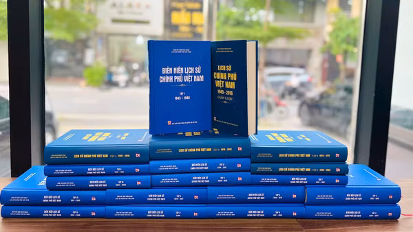 Hai công trình sử học đồ sộ: Lịch sử Chính phủ Việt Nam (1945-2016) và Biên niên lịch sử Chính phủ Việt Nam (1945-2016).