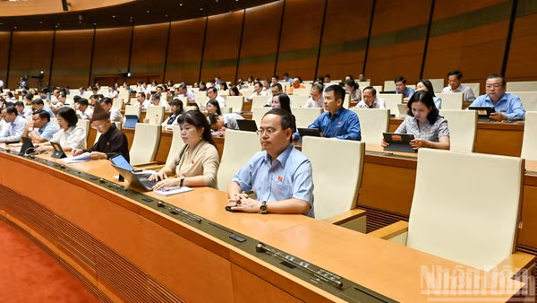 Các đại biểu Quốc hội dự một phiên thảo luận ở hội trường tại Kỳ họp không thường lệ thứ nhất, Quốc hội khóa XVI. (Ảnh: THỦY NGUYÊN)